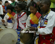 사물놀이 배우는 케냐 어린이들