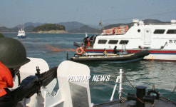 탈취된함정에 접근하는 기동대원들