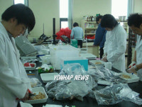 선충 선별 준비하는 연구원