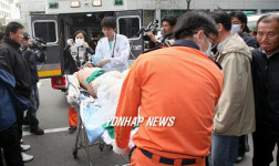 병원으로 옮겨지는 FTA분신 허모씨