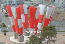 <7억원 조형물에 불법 세든 까치