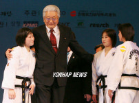 시범단 격려하는 장웅 IOC 위원