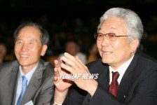 북한 태권도 시범 관람하는 장웅 IOC위원