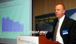 마니마켓 (ManiMarket) | 기자간담회하는 클로드 티라마니 이머징마켓 매니저