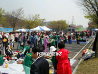 벼룩장터 찾은 인파