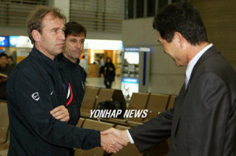 베어벡 감독 격려하는 김재한 대한축구협회 부회장
