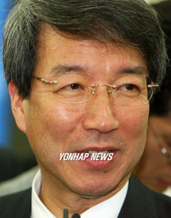 취재진과 인터뷰하는 정운찬 전 서울대 총장