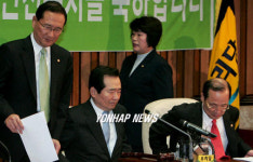 자리에 앉는 열린우리당 지도부