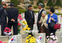 말없는 아들의 묘 찾은 어머니
