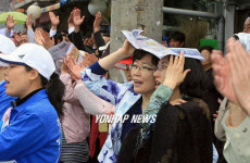 비맞으며 지원유세 지켜보는 시민들