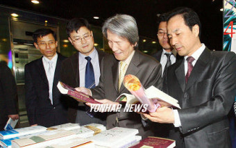 책 선물하는 김명곤 문화관광부 장관