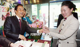 책 선물하는 김명곤 문화관광부 장관