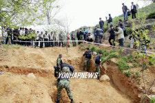 유골 발굴작업 지켜보는 참전학도병