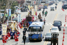 '차량들과 뒤섞여 위험한 행렬'