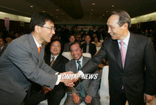 이병완 대표와 인사하는 안희정씨