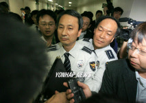 회견장 나서는 남대문경찰서장