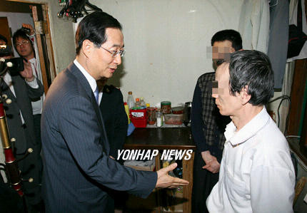 국무총리 김민석, 폭염 속 격려하며 독거 어르신 방문