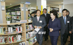 권여사 일죽 작은 도서관 개관행사 참석