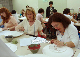 도자기 만들기 체험하는 주한미군 지휘관 부인