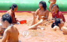  황토체험 즐기는 어린이들