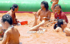 황토체험하는 어린이들