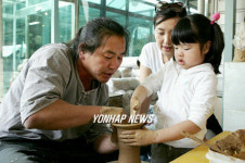 흙이 도자기로...