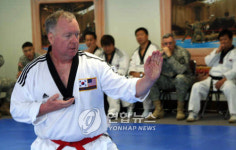 <미군 장성 최초로 태권도 단증>