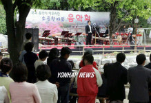 청주시청 앞 야외음악회 눈길