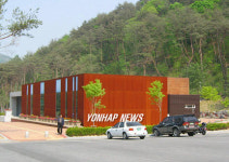 녹쓴(?) 소나무 홍보전시관