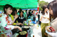 봄축제 세계 음식 맛보세요