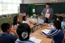 <독서전도사..김해 수남초교 조의래 교사>