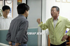 실종선원 가족 무성의에 항의
