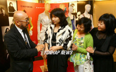 유명 의상 디자이너들의 작품을 구입해보세요