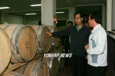 한덕수 총리, 국산 와인 제조업체 방문
