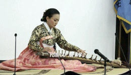 가야금 연주하는 양승희씨