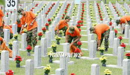 국군복지단 91정비대대 | 묘역정비하는 장병들