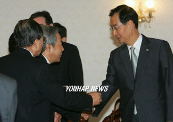 한덕수 총리, 의료산업선진화위원회 참석자들과 악수