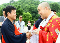 북측 승려와 악수하는 주정산 총무원장