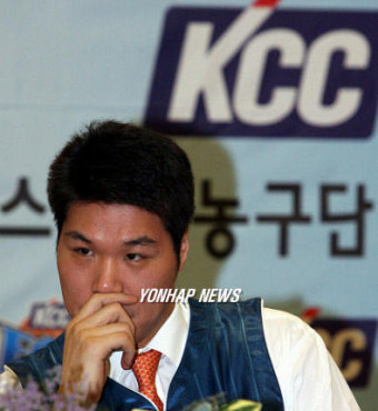 생각에 잠긴 서장훈
