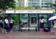 갤러리로 변신한 버스승강장