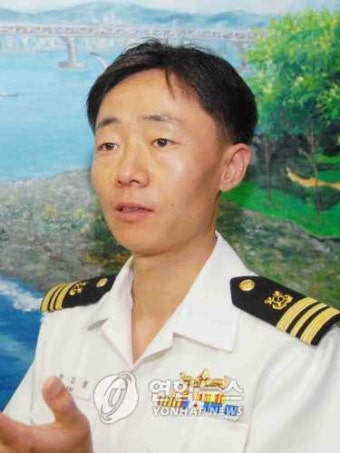 <사람들> `윤영하함' 초대함장 안지영 소령
