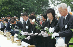헌화하는 서해교전 전사자 유족들