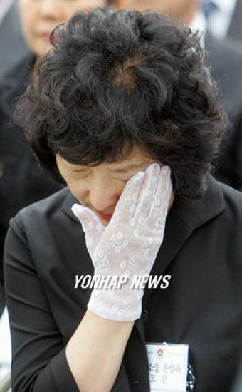 눈물 닦는  고 윤영하 소령  모친