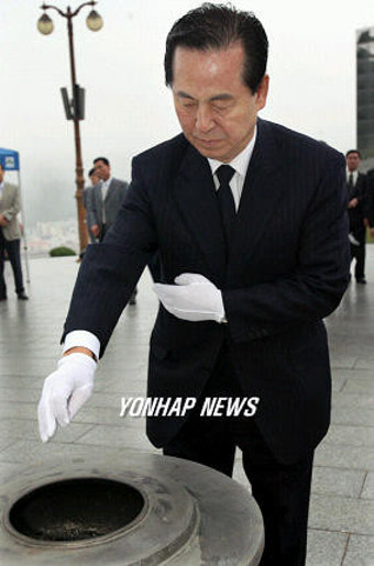 분향하는 김혁규