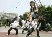 백화점 앞 대형 인형 등장