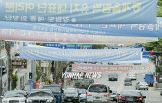 `교통신호등.도로 안내판은 어디에