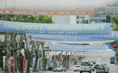 `교통신호등.도로 안내판은 어디에