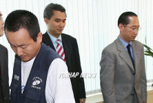 어두운 표정의 노사 대표