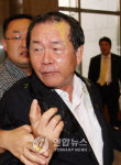 <정형근의원 향군회관서 계란세례>
