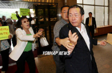 계란 맞은 정형근 의원